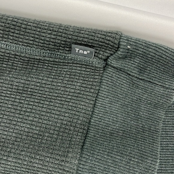 Aritzia TNA Forest Green Waffle Knit Long-Sleeved Shirt - Picture 3 of 11